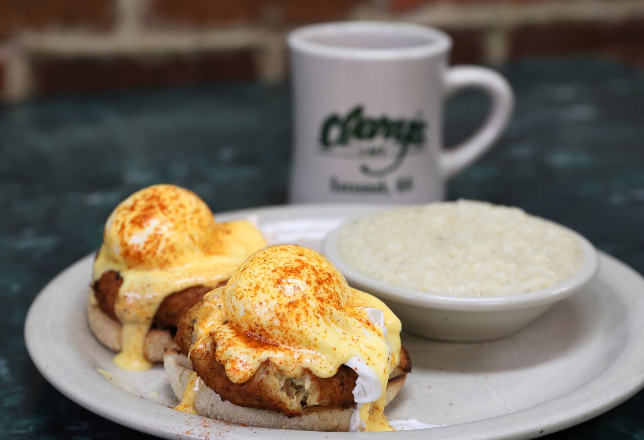 crab cakes benedict